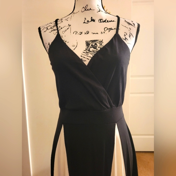 Lascana for Venus ~ Black and White V-Neck Swing Dress - Picture 2 of 7